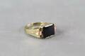 Ring i guld 14 k med svart sten