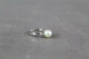 Ring i vitguld 18 k med odlad pärla