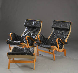 Bruno Mathsson. Et par lænestole samt en skammel, model Pernilla 3