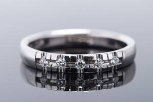 Alliancering med 5 brillanter, ca. 0.10 ct. 14 kt. hvidguld