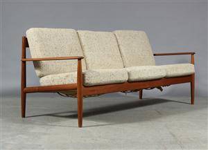 Grethe Jalk. Tre-pers. sofa, teaktræ, lyst uld