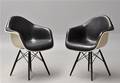 Charles Eames. Et par armstole i glasfiber, model DAW 2 