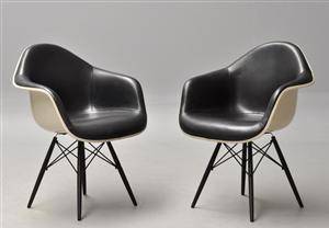 Charles Eames. Et par armstole i glasfiber, model DAW 2 