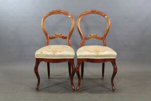 Stolar i rokokostil med broderad sits 2 st