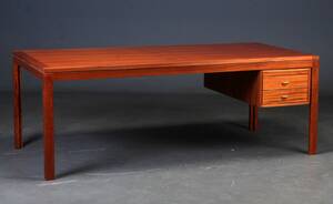 Christian Hvidt. Fritstående skrivebord af mahogni model 413