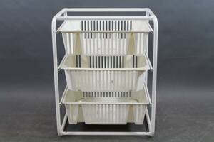 Hylla med plastbackar Ikea