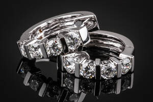 Brillantørestikker af hvidguld 18 kt., creoler. 2