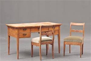 Skrivebord af frugttræ samt 2 stole ca.1900 3