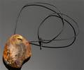 Lædersnor med poleret ravstykke, vægt ca.40gr. 