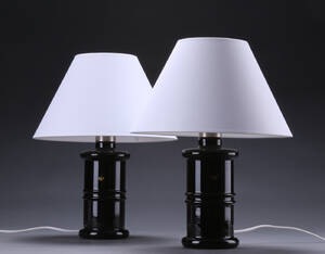 Et par Holmegaard Apoteker-bordlamper af opalglas med hvide skærme 2