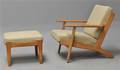 Hans J. Wegner. Lænestol af egetræ med skammel 2