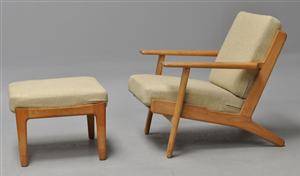 Hans J. Wegner. Lænestol af egetræ med skammel 2