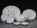 Royal Copenhagen. Musselmalet, riflet og halvblonde, terrin, to fade og sidetallerkener. 13