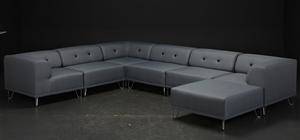 Nomad DOT Large, modul hjørnesofa betrukket lys gråt møbelstof med sorte læderknapper 
