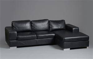 Trepers. Sofa med chaiselong, betrukket med sort læder