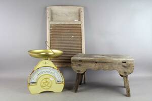 Hushållsvåg, pall och tvättbräda