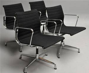 Charles Eames. Sæt på fire armstole, model EA-108, sort hopsak 4