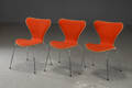 Arne Jacobsen. Tre stole model 3107, rød 3