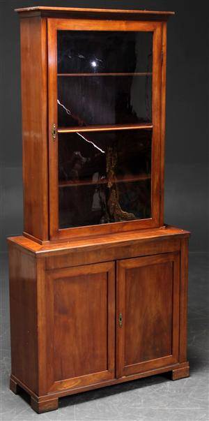 Vitrine af fineret mahogni, 1900-tallets første del