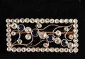 Brosch i 18k guld med diamanter och safirer, totalt ca 2,93ct