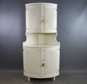 Hörnskåp i gustaviansk stil
