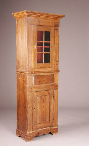 Almueskab af fyrretræ, 1800-tallet