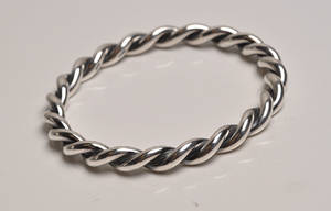 En snoet massiv armring
