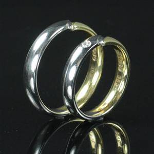 1 sæt ringe i 14 kt. rød- og hvidguld med brillant