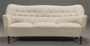 Dansk møbelproducent. Buet sofa 1950erne.