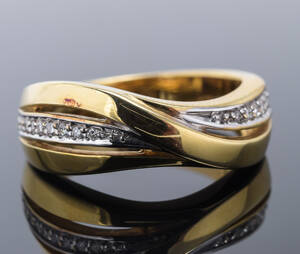 Ring af 14 kt. guld med større og mindre brillanter