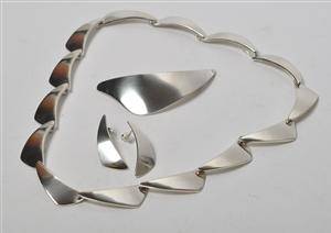 Halskæde, ørestikkere samt broche af sterling sølv