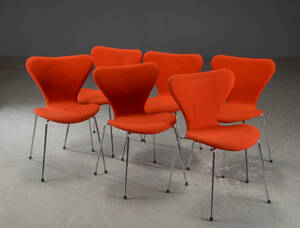 Arne Jacobsen. Seks syverstole, model 3107, rød 6