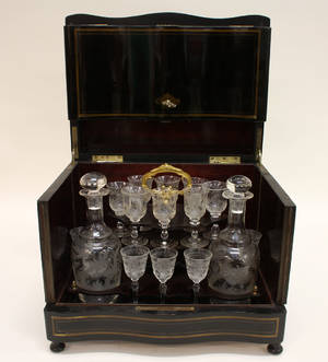 Schatull med flaskor och glas, lackarbete. 1800-talets första hälft.