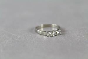 Ring i vitt guld 18 k med briljanter 3 st