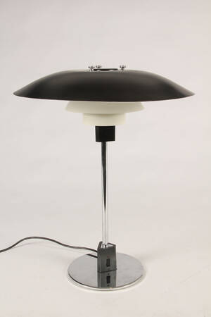 Poul Henningsen. PH 43 bordlampe af senere mat sortlakeret metal Denne vare er sat til omsalg under nyt varenummer 4185864