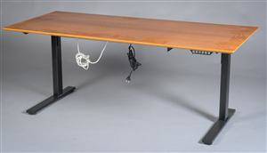 Søborg Møbelfabrik. Hæve-sænke skrivebord model 216H af mahogni og stål