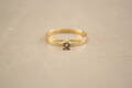 Ring i guld 18 k med 1 vit sten
