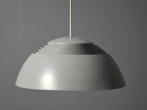 Arne Jacobsen for Louis Poulsen. AJ-pendel Ø 37 cm