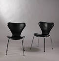 Arne Jacobsen. Et par stole syveren model 3107, sort læder. 2 