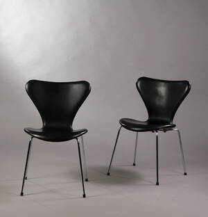 Arne Jacobsen. Et par stole syveren model 3107, sort læder. 2 