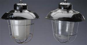 Et par industrilamper af sort, emaljeret metal 2