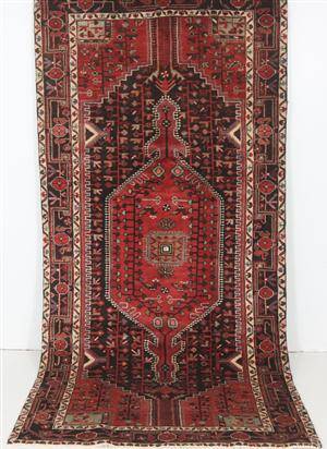 Tuiserkan. Persisk håndknyttet tæppe, 310x145 cm.