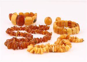 En samling ravsmykker. Vægt i alt ca. 172 gr. 6