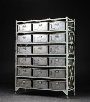 Reolsystem med 18 tilhørende skuffer. Industrielt design