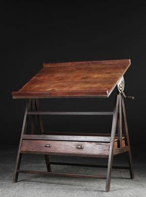 ArkitektbordTegnebord med justerbar træflade på rustik metal stativ