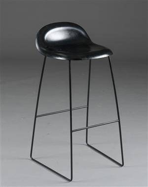 Gubi. Barstol af sortlakeret træ. 