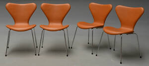 Arne Jacobsen. Et sæt på fire Syver stole med cognacfarvet calvados læder. 4 