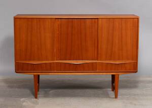 Dansk møbelproducent. Skænk af teaktræ 1950erne