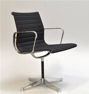 Charles Eames. Kontorstol, model EA-108, sort hopsak 