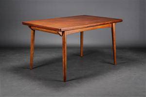 Dansk møbelproducent. Rektangulært spisebord af teak og eg